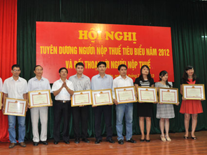noi_that_hoa_phat_nhan_bang_khen.jpg