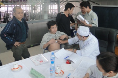 bac_si_kham_benh_cho_nhan_vien.jpg bac_si_kham_benh_cho_nhan_vien.jpg