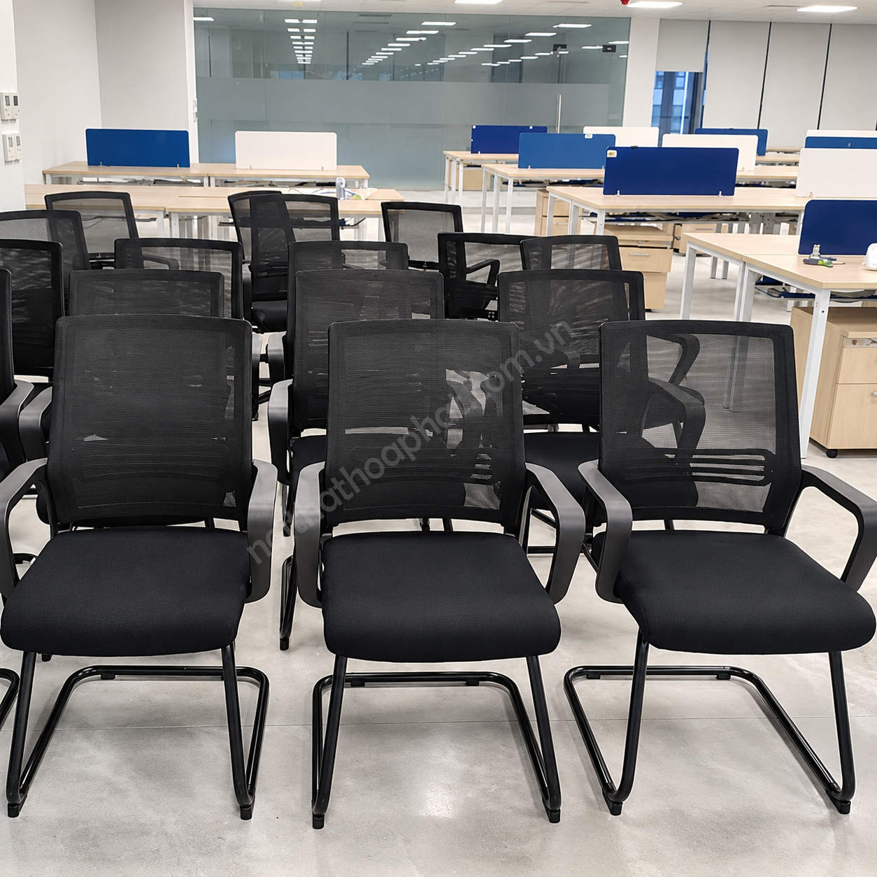 Hình ảnh thực tế ghế họp lưới GL421 với thiết kế chân quỳ hiện đại.