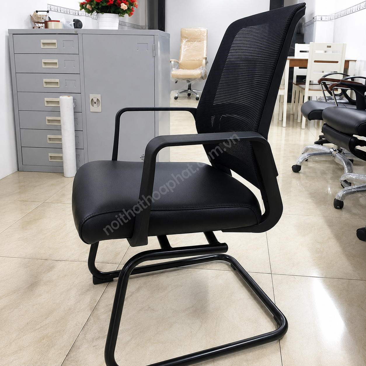 Ghế họp tựa lưới GL429 thực tế