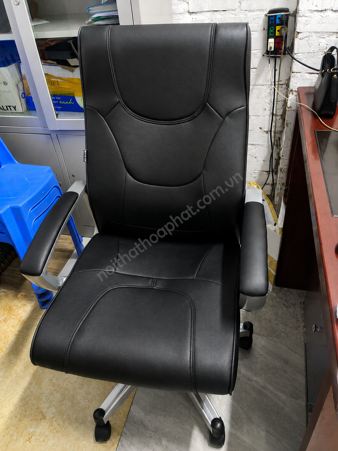 Ghế xoay l&atilde;nh đạo SG903 H&ograve;a Ph&aacute;t &ndash; H&igrave;nh ảnh thực tế