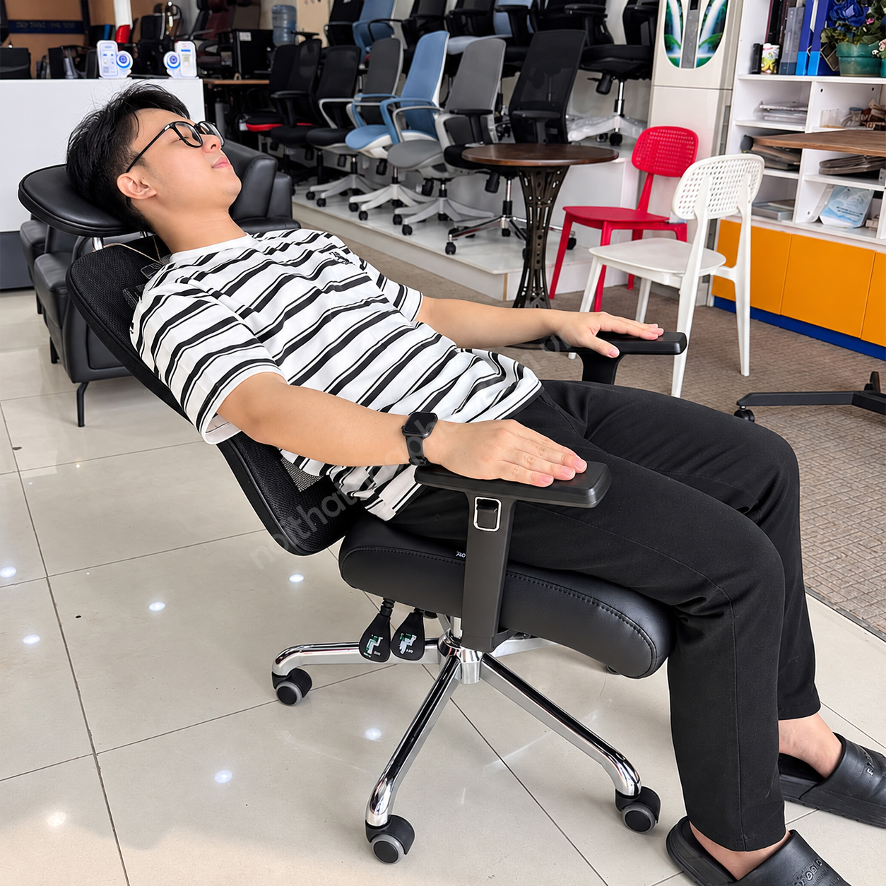 Ghế lưới GL309 Hòa Phát với tựa lưng cao và tựa đầu