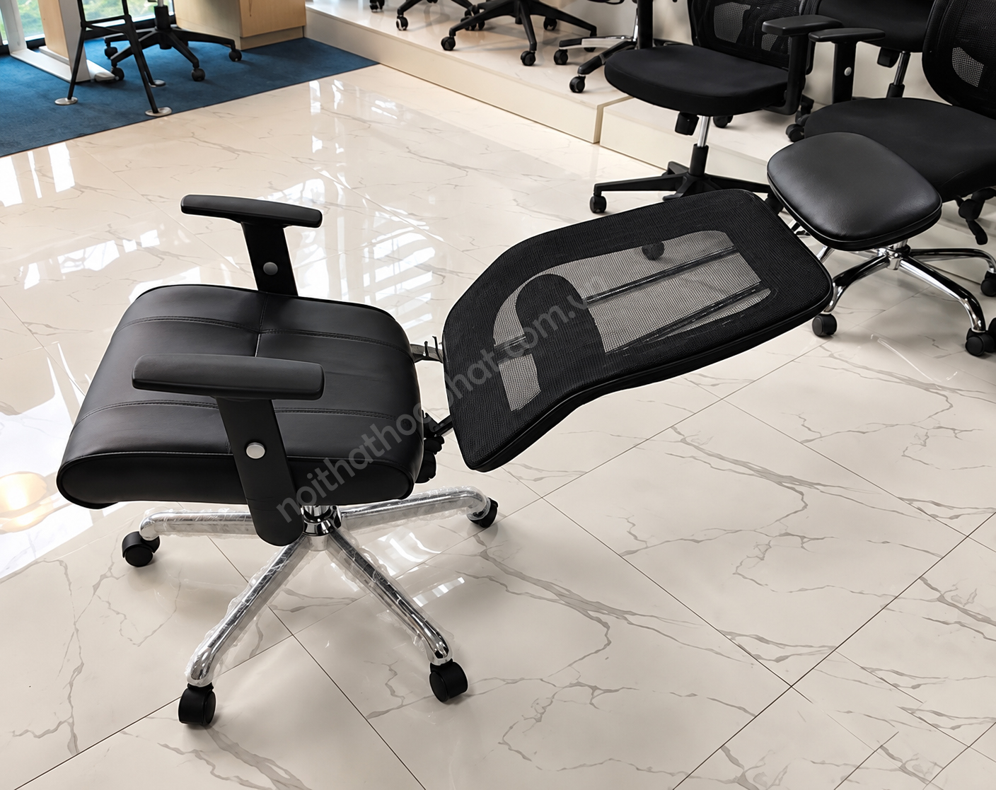 Ghế GL309 Hòa Phát với tay vịn nhựa chắc chắn