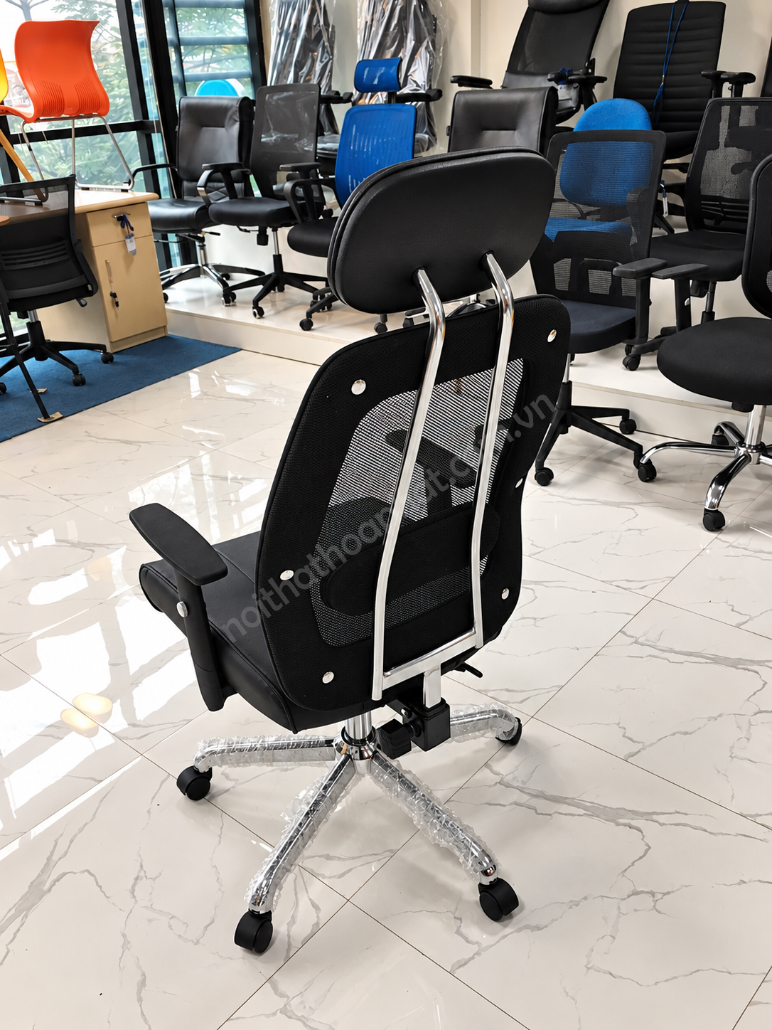 Ghế lưới lưng cao GL309 trong không gian showroom nội thất