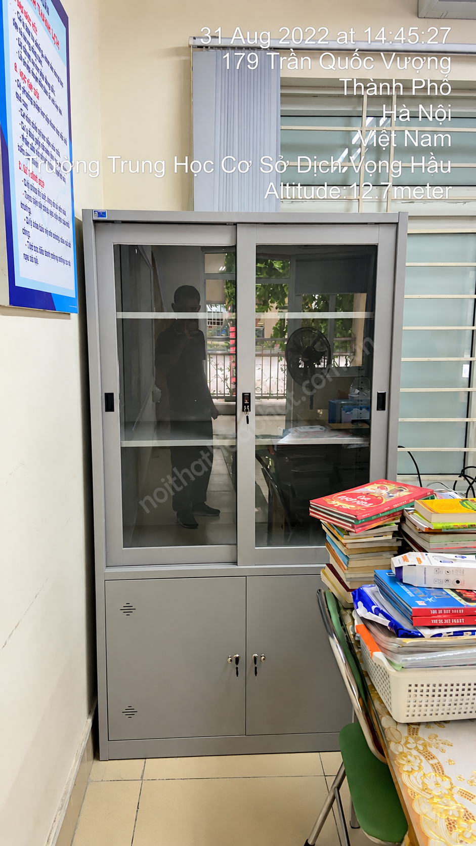 Tủ t&agrave;i liệu TU09K3GCK c&aacute;nh k&iacute;nh l&ugrave;a thực tế