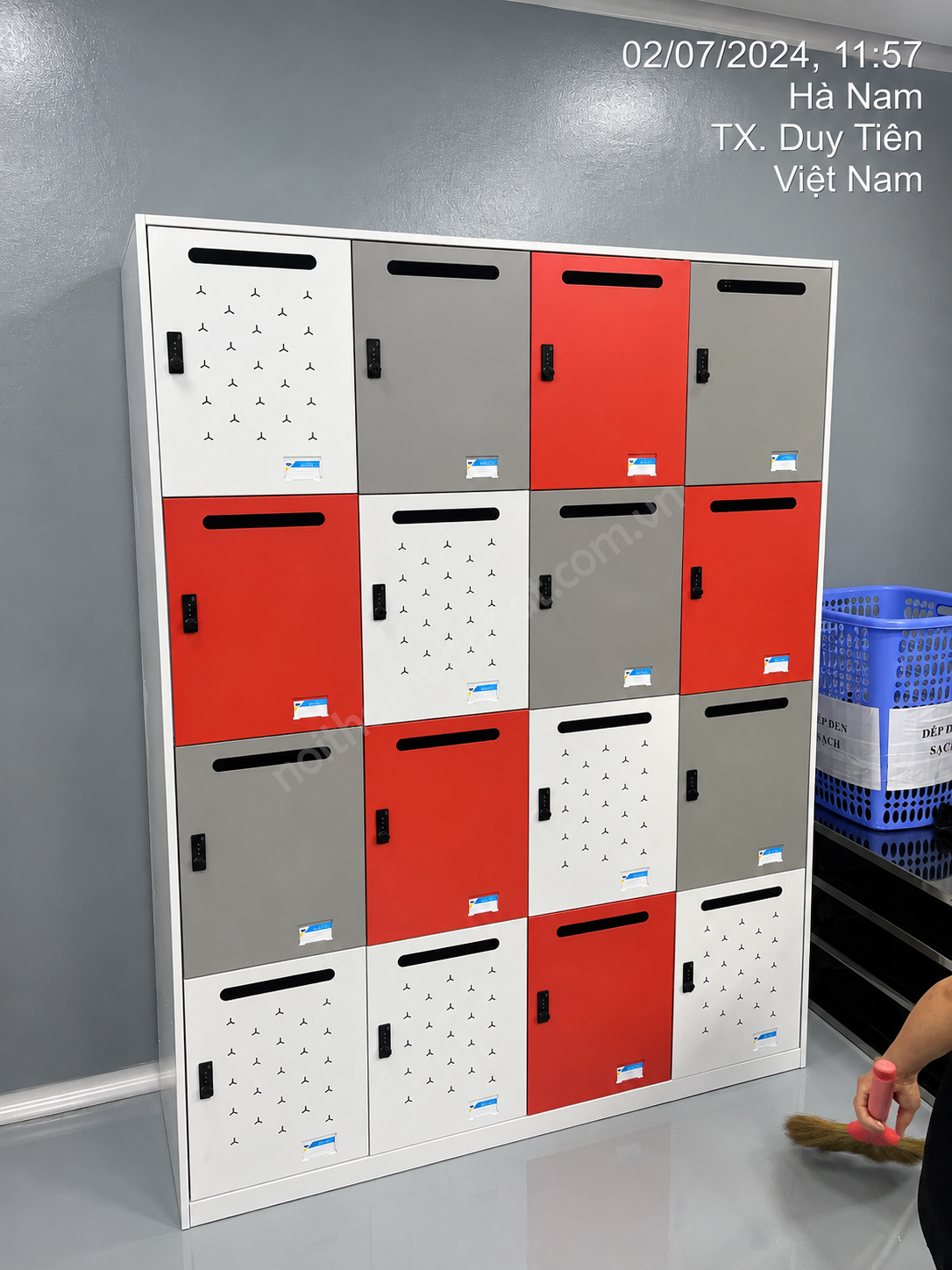 Tủ Locker Kh&oacute;a Số TU984-4KS | 16 Ngăn, H&igrave;nh Ảnh Thực Tế