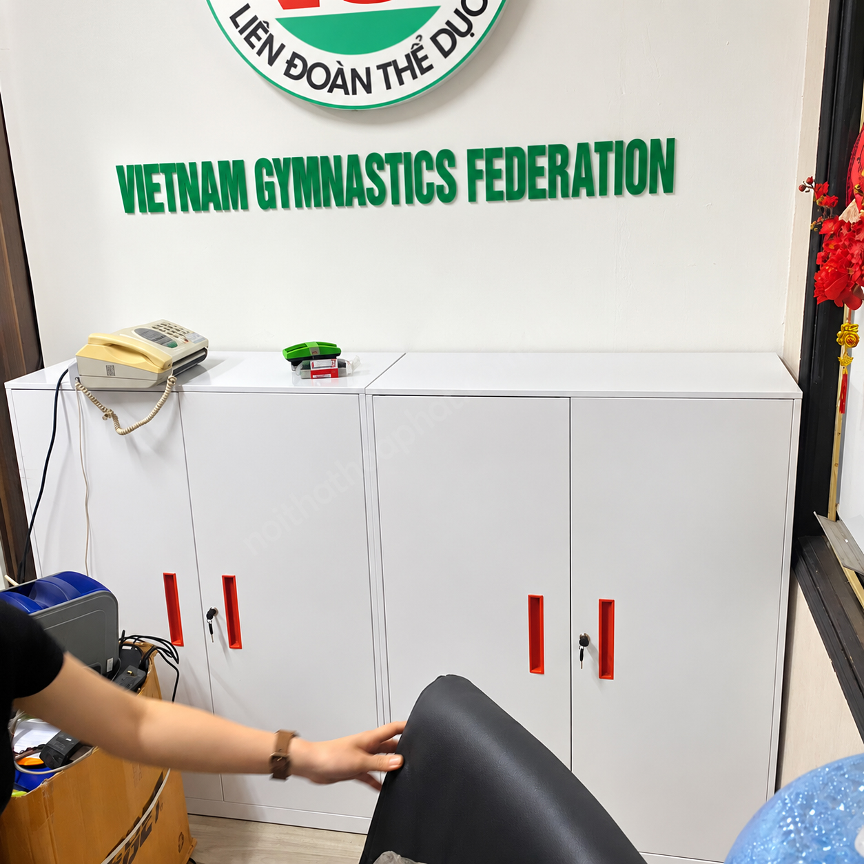 Tủ sắt TU12D H&ograve;a Ph&aacute;t trong kh&ocirc;ng gian văn ph&ograve;ng